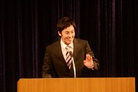 共通テーマ「コンビニ」で、自身の深夜バイト時代に多忙だった経験から「お客さんにかけられる一言がどれだけ嬉しいか」と熱弁するロバート山本。