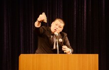 共通テーマ「コンビニ」で、まずはなぜか老人に扮して語り出した後、「コンビニ強盗撃退法」を身ぶりを交えて説明する野性爆弾・川島。