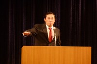 共通テーマ「コンビニ」で、陳列されている冷たくないアイスやぬるい飲み物に異議を唱え「劇場やテレビ局のように商品もまずは“前室”に置いておくべき」と品出しにワンクッション挟むようアピールするロバート秋山。