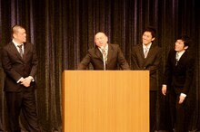 中間発表の集計時間をつなぐため、「演説あるある」を渡辺美里「My Revolution」に乗せて熱唱するレイザーラモンRG（中央）。「♪演説は緊張するー」とのことだ。