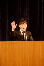 フリーテーマで「後輩はメールのやりとりを自分から終わらせるように」と主張するカラテカ入江。なおフリーテーマでは中間発表の得票数が少ない順に演説が行われ、入江がトップで登壇している。