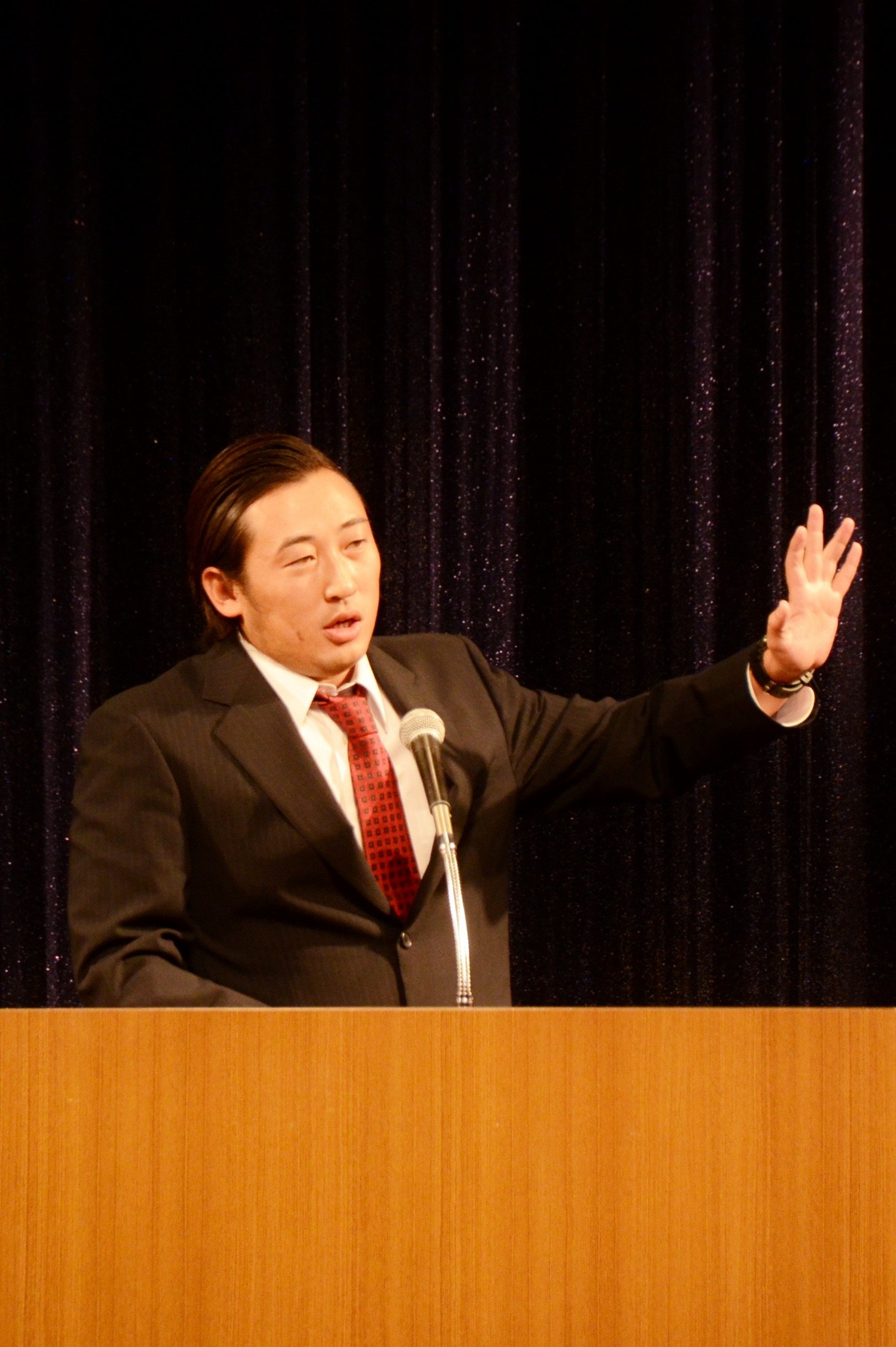 フリーテーマで「映画の舞台挨拶などで、俳優が映画とまったく違う格好で登場したりすると冷める」などと「プロ意識」の大切さを主張するロバート秋山。
