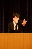 フリーテーマでキングカズことサッカーの三浦知良選手のエピソードを述べ「過小評価されている。かっこよくてかわいい」とカズへの愛をにじませる、しずる村上。