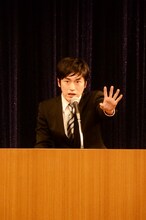 フリーテーマでキングカズことサッカーの三浦知良選手のエピソードを述べ「過小評価されている。かっこよくてかわいい」とカズへの愛をにじませる、しずる村上。