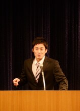 「演説王決定戦2012～CHANGE～」で初代「演説王」に輝いたロバート山本。