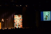 フリーテーマで「工事現場などの看板は謝っているようだけど、あれはただの『絵』」と、スクリーンを用いて説明したロバート山本。ルール上問題はなかったというが、ほかの芸人からは「ドーピングでは？」との指摘もあった。