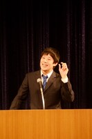 フリーテーマで「大好きなザリガニのテレビ番組などでの扱いが雑」と訴える佐久間一行。「常にザリガニはみなさんにピースしているよ！」。