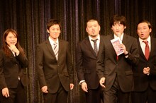 優勝したロバート山本（左から2人目）と、その結果にどこか釈然としない様子の芸人達。