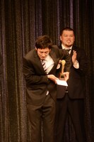 優勝したにもかかわらず、客席からは「えー？」という声も漏れ、エンディングで自身が演説のテーマにした工事現場の絵のように頭を下げるロバート山本。