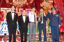 写真左から、「日清食品 THE MANZAI 2012」司会のナインティナイン、優勝したハマカーン、最高顧問のビートたけし。