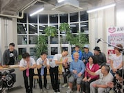 年内いっぱいとなるかもしれないBコースのギャグを動画や写メで残そうとする芸人たち。