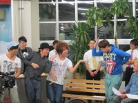 同じトリオのニブンノゴ！が「ごめんなサイドステップ」をもらおうとやってみたところ、ギンナナ菊池がギャグで返し大混乱。