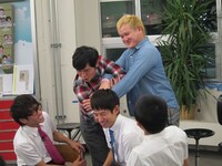 Bコースとライバルのガリットチュウ。さっそくBコースのギャグを披露してみせるも、熊谷のオリジナル感にBコースはやや不満げ。