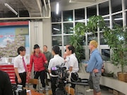 通りかかったはりけ～んず前田。マイケル・ジャクソン風の恰好をいじられてしまった。