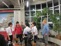 通りかかったはりけ～んず前田。マイケル・ジャクソン風の恰好をいじられてしまった。