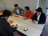 「四国よしもと新人発掘オーディション」について語るモストデンジャラス。(c)吉本興業