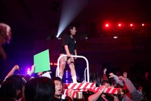 登場するなり場内からブーイングを浴びる長州小力（中央）。