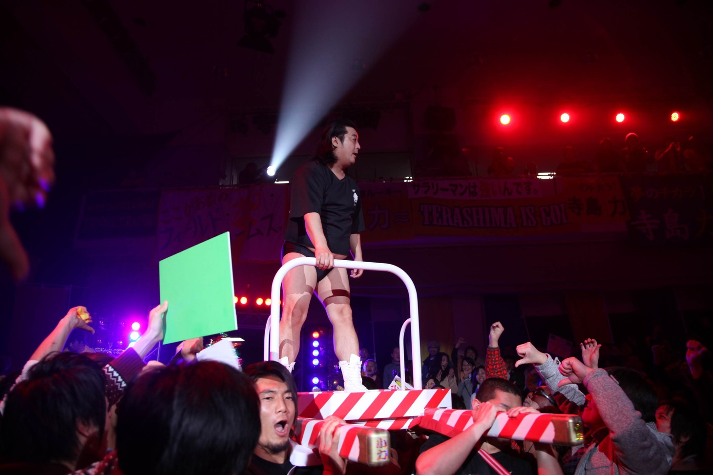 登場するなり場内からブーイングを浴びる長州小力（中央）。