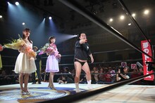 リングに立つ長州小力（中央）。