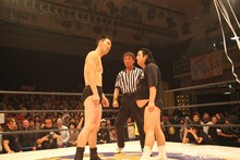 「キリン のどごし＜生＞」のCM撮影で「プロレスラーとしてリングに立ちたい」という一般男性（左）とともにリングに立った長州小力（右）。