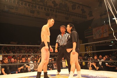 「キリン のどごし＜生＞」のCM撮影で「プロレスラーとしてリングに立ちたい」という一般男性（左）とともにリングに立った長州小力（右）。