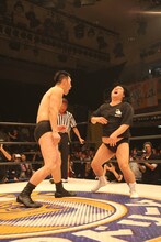 一般男性（左）とともにリングに立った長州小力（右）。