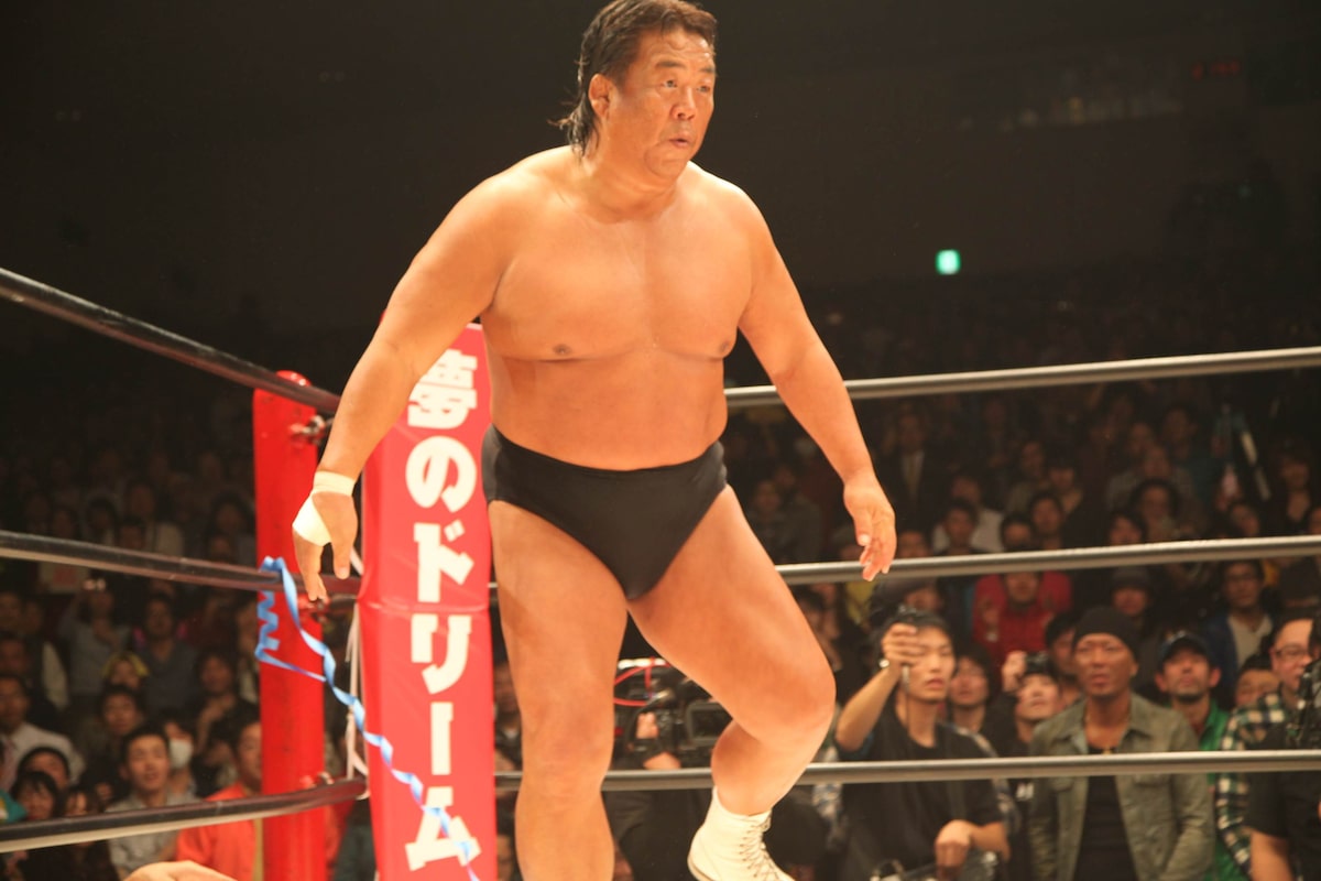 長州力 - 長州小力が長州力とCM共演、後楽園ホールのリングに立つ