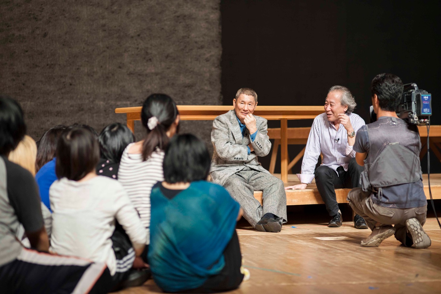 劇作家・演出家の川村毅による芝居の授業に参加するたけし（中央）。(c)NHK