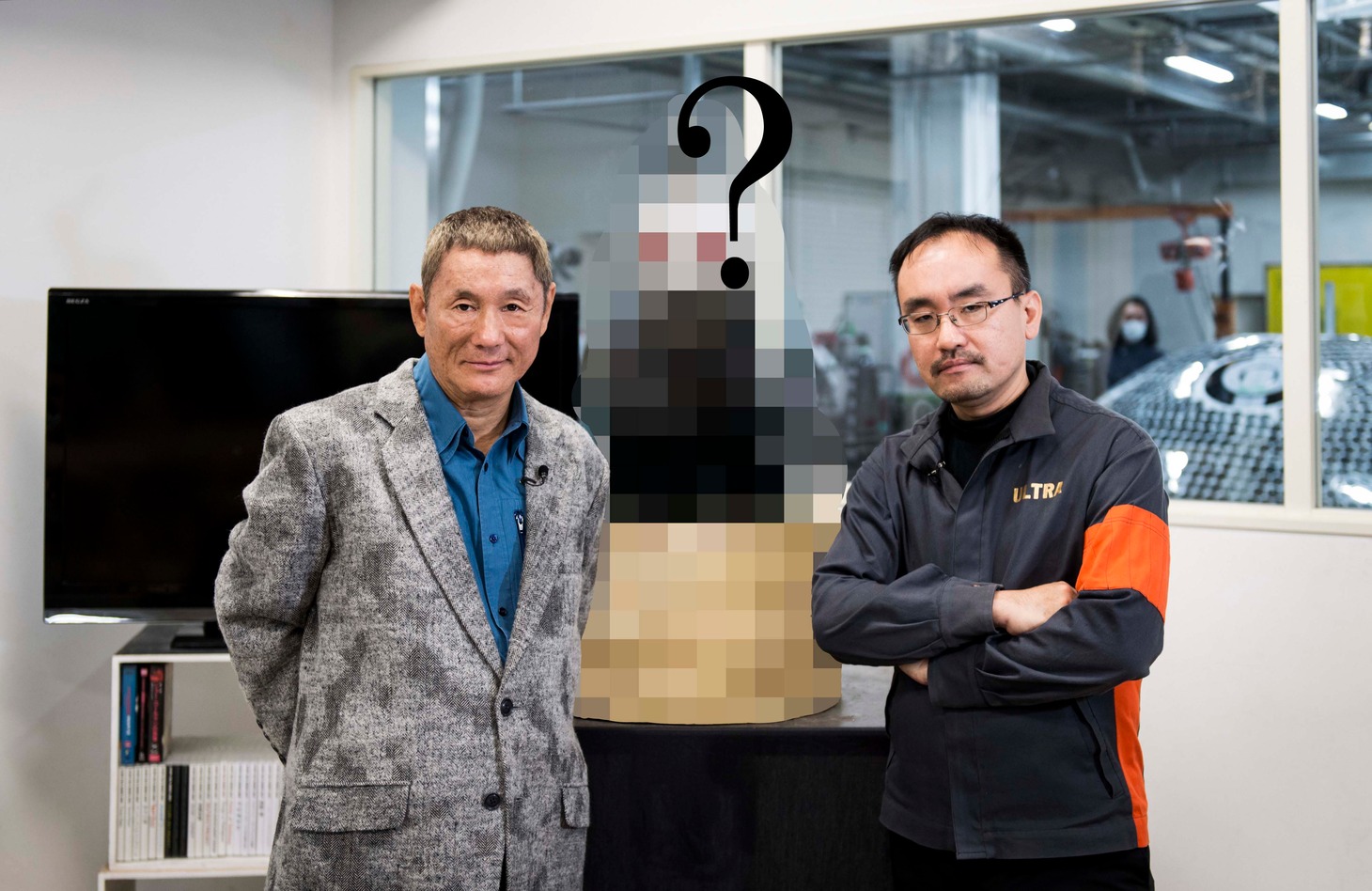 「たけしアート☆ビート～楽しくなければやっぱりアートじゃないSP～」で京都造形芸術大学を訪れるビートたけし（左）と現代美術家のヤノベケンジ教授（右）。中央は番組でたけしが制作した作品のミニチュア。(c)NHK