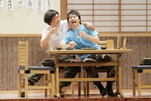 南海キャンディーズ山里（左）とオードリー若林（右）のライブDVD「たりふた SUMMER JAM '12」の一場面。