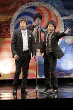 南海キャンディーズ山里（左）とオードリー若林（右）のライブDVD「たりふた SUMMER JAM '12」の一場面。
