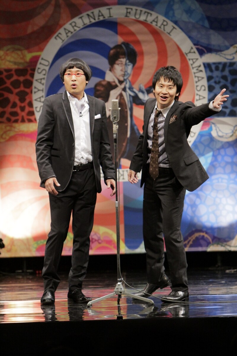 南海キャンディーズ山里（左）とオードリー若林（右）のライブDVD「たりふた SUMMER JAM '12」の一場面。