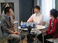 DVD「オカンと、オトンと、芸人と。」発売記念トーク番組の様子。