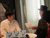 DVD「オカンと、オトンと、芸人と。」発売記念トーク番組の様子。