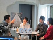 「なぜそんなにカメラを回すのか」について弁明する西田プロデューサー。