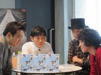 寛平の声に耳を傾ける4人。