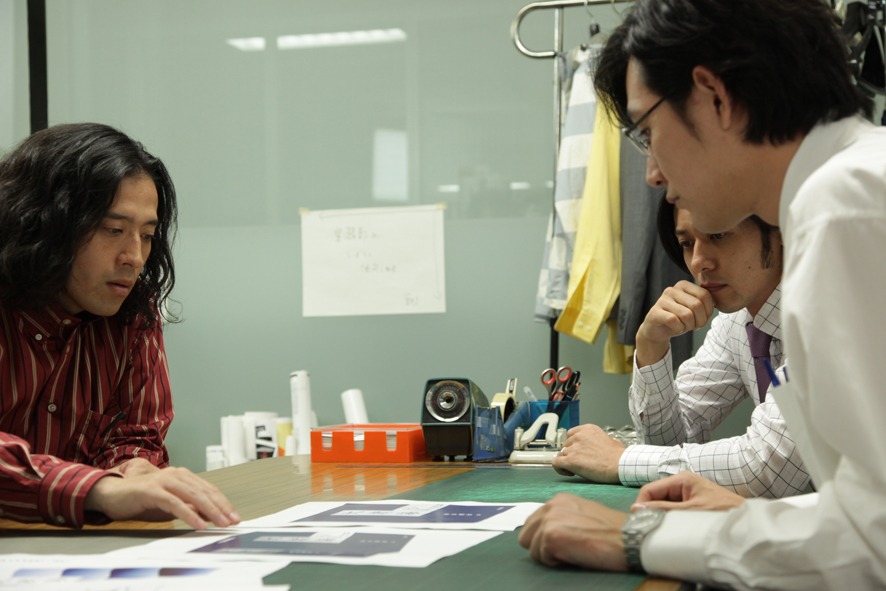 辞書編集部を舞台にした映画「舟を編む」でデザイナー役を務めるピース又吉（左）。(c)2013「舟を編む」製作委員会　　