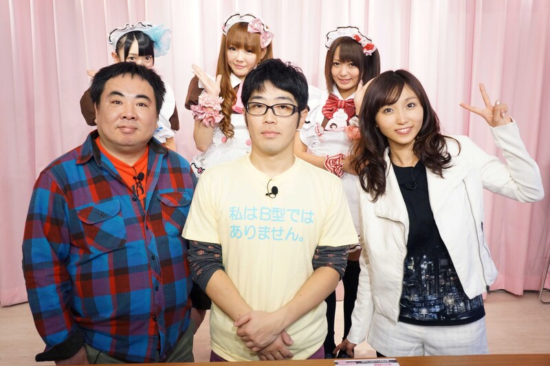 「アニメのキカク」で秋葉原を探訪する（前列左から）ドランクドラゴンと吉木りさ。(c)ひかりTV