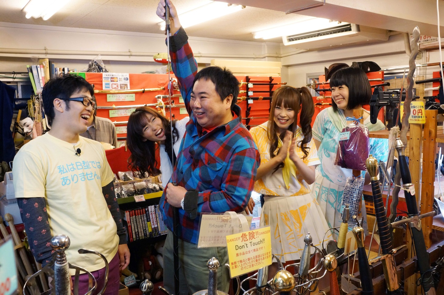 「武器屋」での一場面。(c)ひかりTV