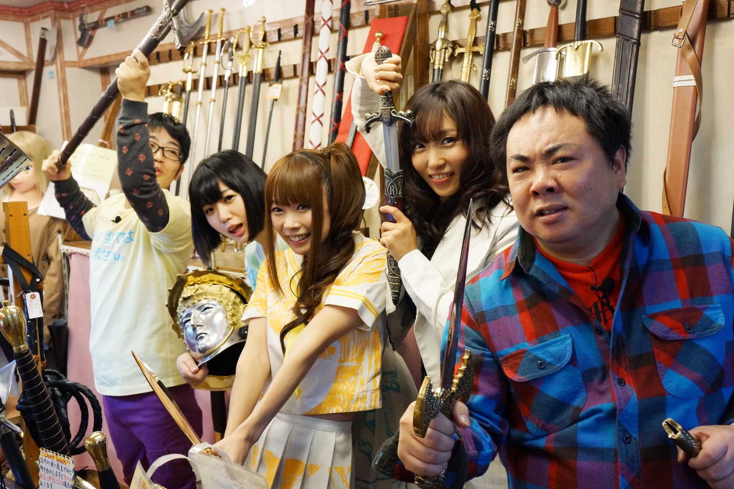 「武器屋」を訪れるドランクドラゴンと吉木りさ、でんぱ組.inc。(c)ひかりTV