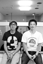 「KAMINOGE vol.13」でロングインタビューを受けるおぎやはぎ矢作（左）と、聞き手の放送作家・大井洋一（右）。