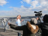 天候は徐々に晴れ間を見せ、RGのテンションもアップ。自分が歌うあるあるに合わせてノリノリで撮影していた。