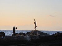 芸術的なタイツアートで知られるハブはこのロケーションを活かして自らの作品も撮影。カメラマンは熊谷。