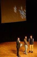 ネタを作成したリスナーも来場。ネタ終了後にステージ上の芸人達とトークを楽しんだ。