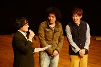 （左から）山里とトータルテンボス。