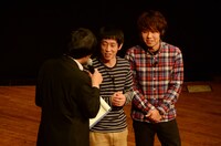 （左から）山里とさらば青春の光。