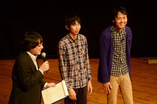 （左から）山里とアンガールズ。