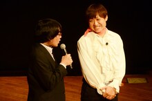 ネタ披露前にトークを展開する南海キャンディーズ。