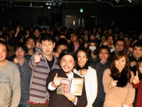 ファンとともに記念撮影に応じるMr.都市伝説 関暁夫（前列中央）。