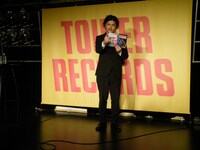 DVD「ウソかホントかわからない やりすぎ都市伝説」発売記念イベントに登場したMr.都市伝説 関暁夫。